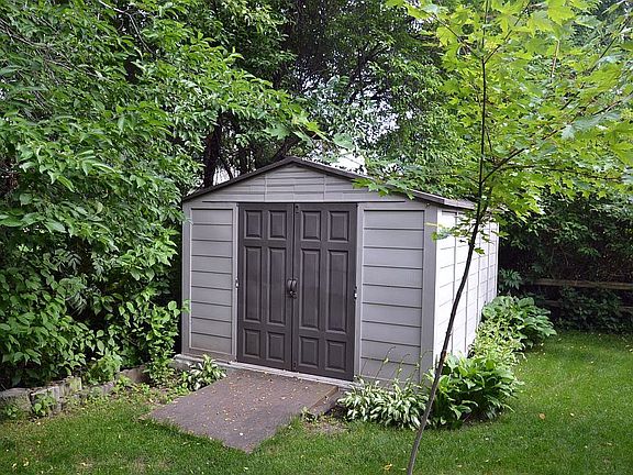 2nd image of 805 Lakeview Dr