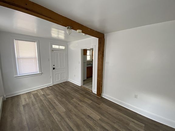 3rd image of 819 Manor St