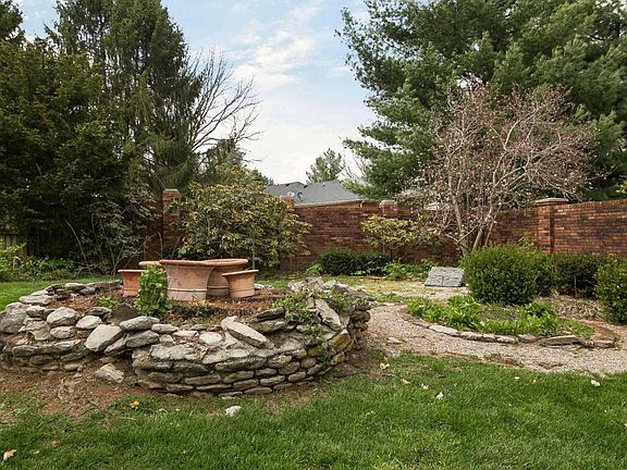 5th image of 414 Oak Crest Dr