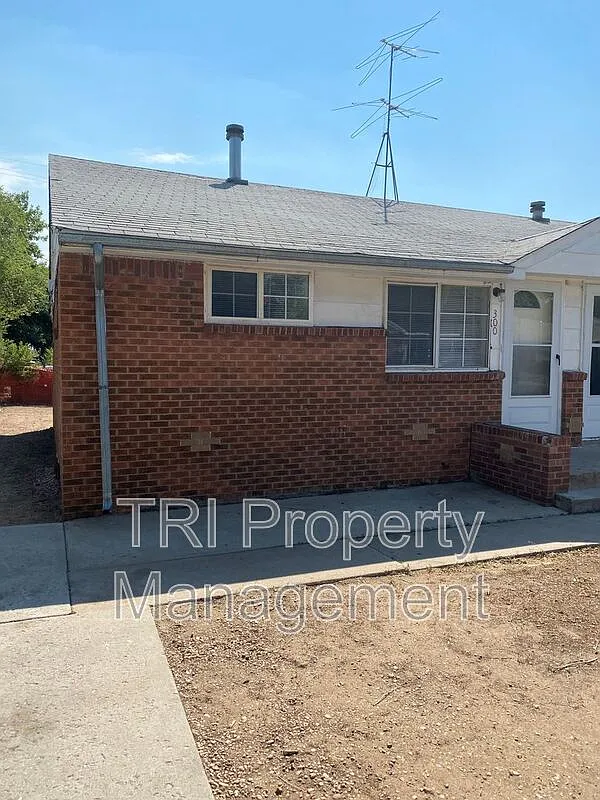 2 bed, 1.0 bath, $1,095 — Photo 1