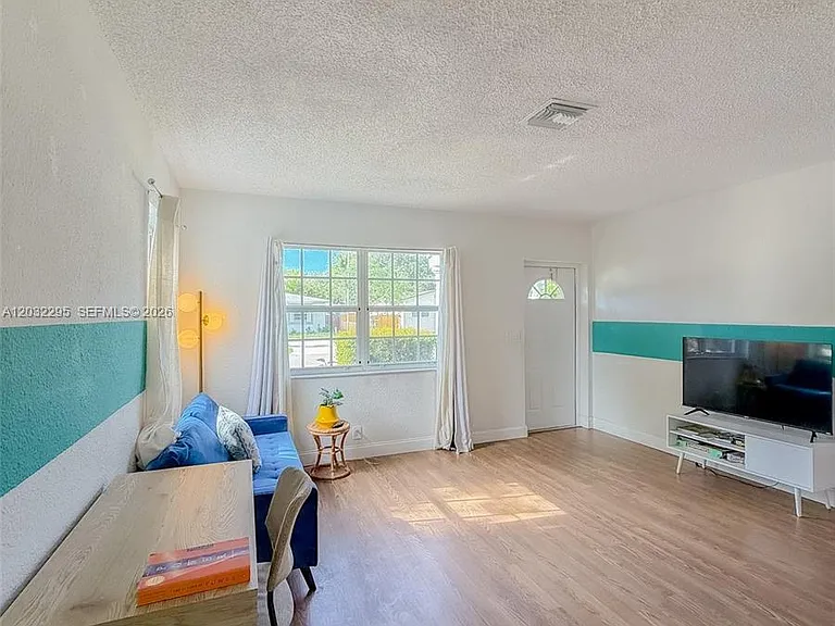 2740 Dewey St — Photo 3