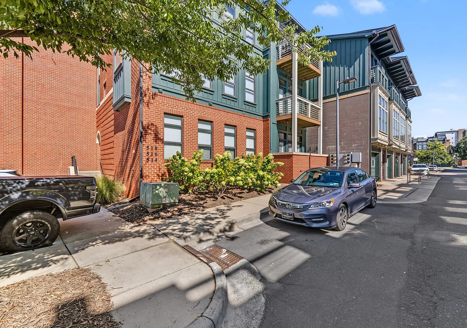 Prime South End Location 2BR/2BA Steps from Light Rail — Photo 4
