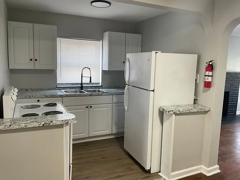 228 Sutherland Dr — Photo 10