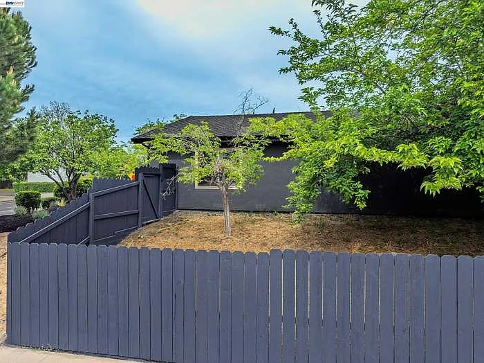 3743 Sanford St — Photo 37