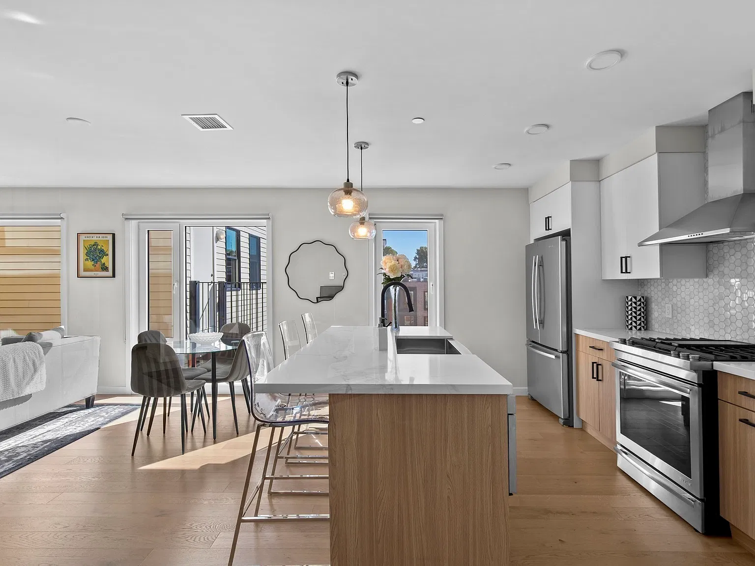 1 bed, 1.0 bath, 700 sqft, $3,300 — Photo 1