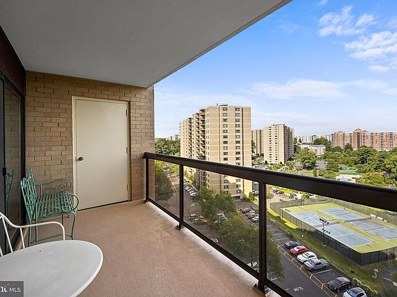 2nd image of 307 Yoakum Pkwy APT 1101