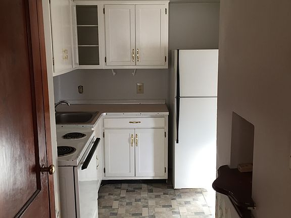5th image of 909A Stanley Ave