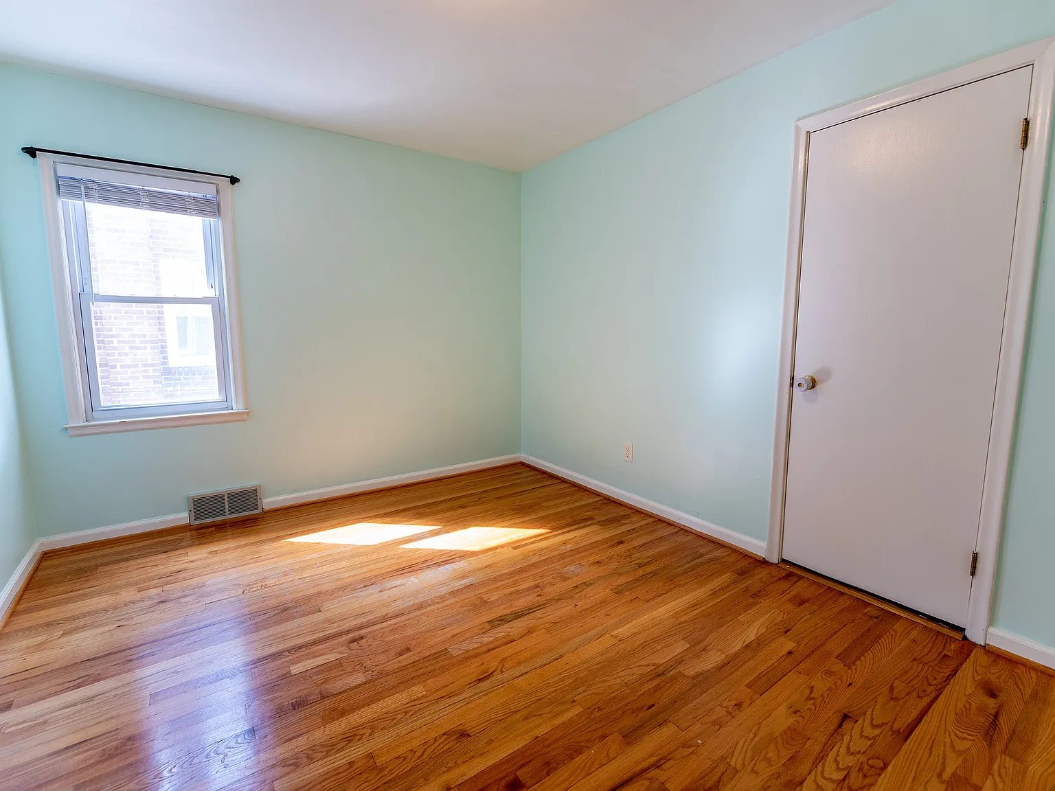 3 bed, 1235 sqft, $2,200 — Photo 2