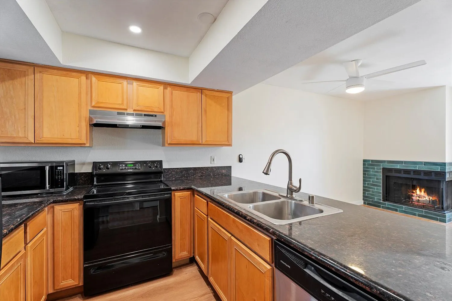 2 bed, 751 sqft, $1,600 — Photo 4