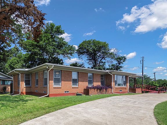 Ranch-style house with a front lawn