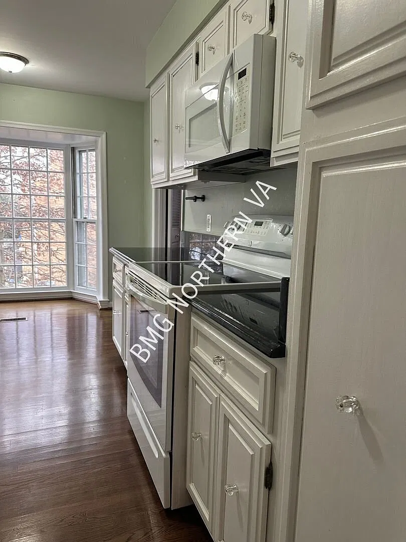 Beautiful 3 Bed 2.5 Bath Interior Townhome With Fenced Yard In Hallcrest Heights — Photo 3