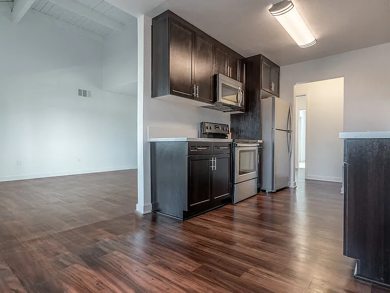 Beverly Plaza Apartments — Photo 28