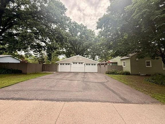 3rd image of 614 8th Ave SW