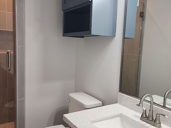 4th image of 913 N Clarence Ave #3