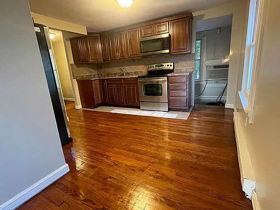 4th image of 326 South St