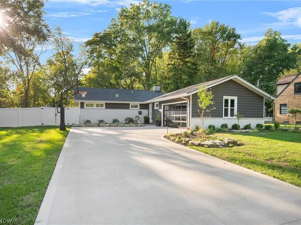 2742 Horseshoe Blvd, Westlake, OH 44145
