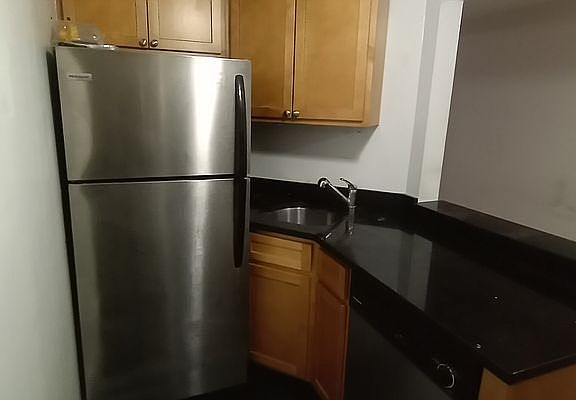 3rd image of 123 E 83rd St APT 1B