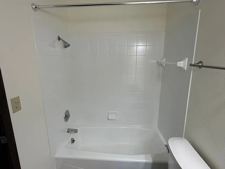 102 E Wisconsin St — Photo 11