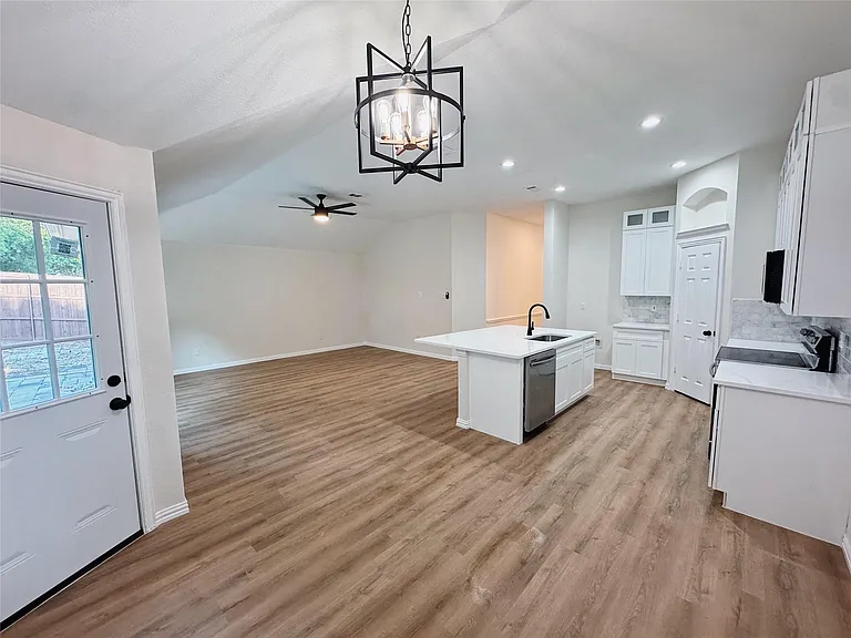7504 Shasta Dr — Photo 11