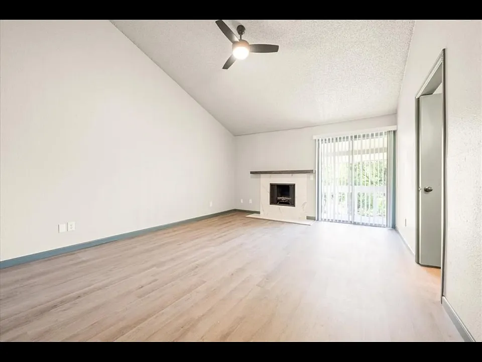 12023 Hawthorne Ln