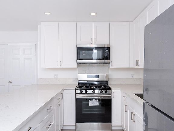 5th image of 1555 S Bundy Dr APT 206