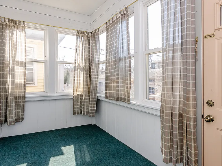 1033 Hayes Ave — Photo 15