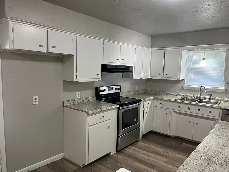 829 E Towry Dr — Photo 3