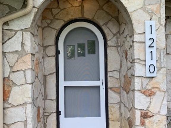 3rd image of 1210 Stonewall St