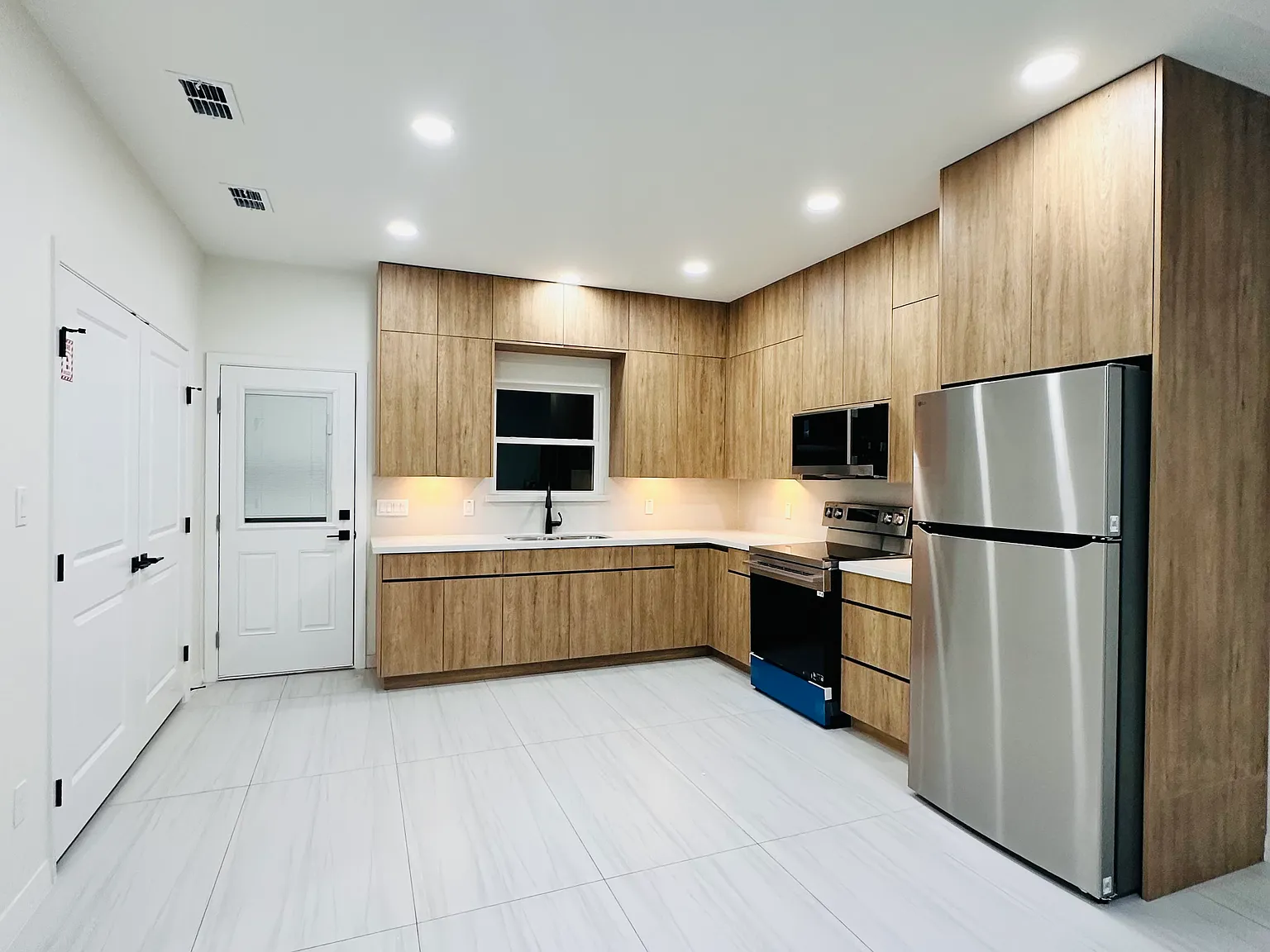 2 bed, 880 sqft, $1,200 — Photo 3
