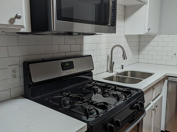 2nd image of 7014 Lanewood Ave APT 17