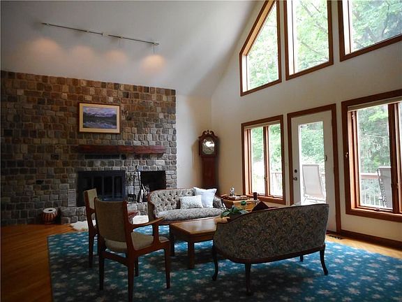 5th image of 10 Pondview Dr