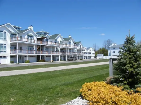 8623 Ellenwood Estates Dr #7, Montague, MI 49437