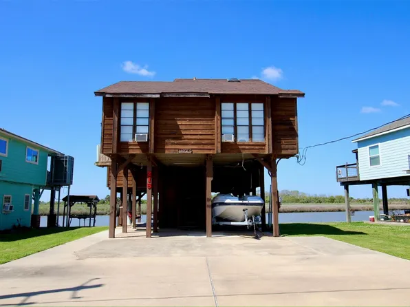 215 Redfish Dr, Freeport, TX 77541