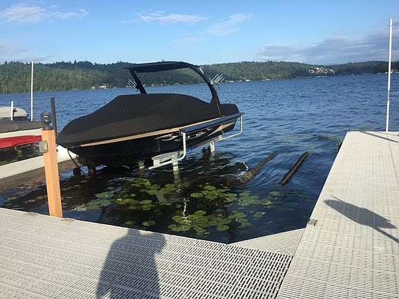 Moorage with lift