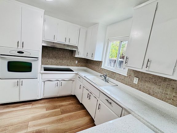 Freshly renovated kitchen.
New fridge, Cooktop, Dishwasher