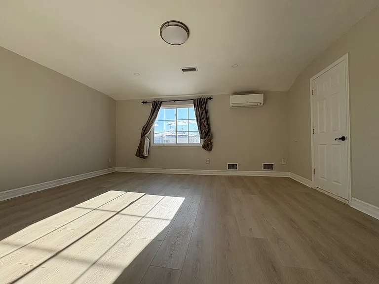 8 Rockville Ave #2 — Photo 5