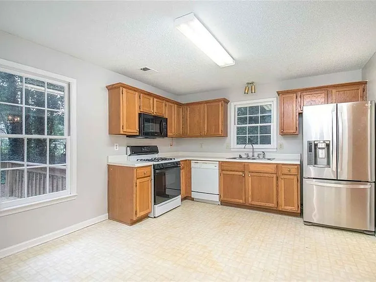 1560 Red Briar Way — Photo 3