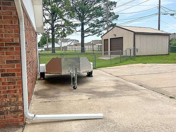 4th image of 310 Lora Ave