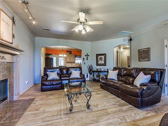 4th image of 4016 Catamaran Dr