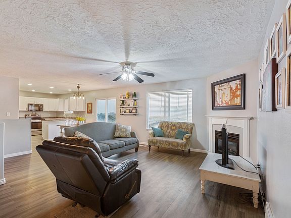 2nd image of 422 W Pumpkin Patch Dr