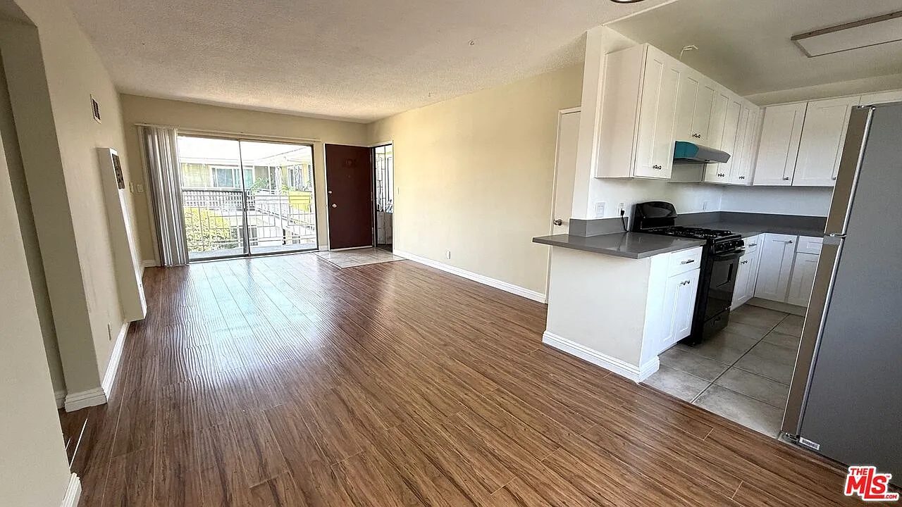 443 S Wilton Pl — Photo 1