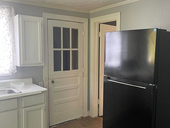 5th image of 825 Combs St
