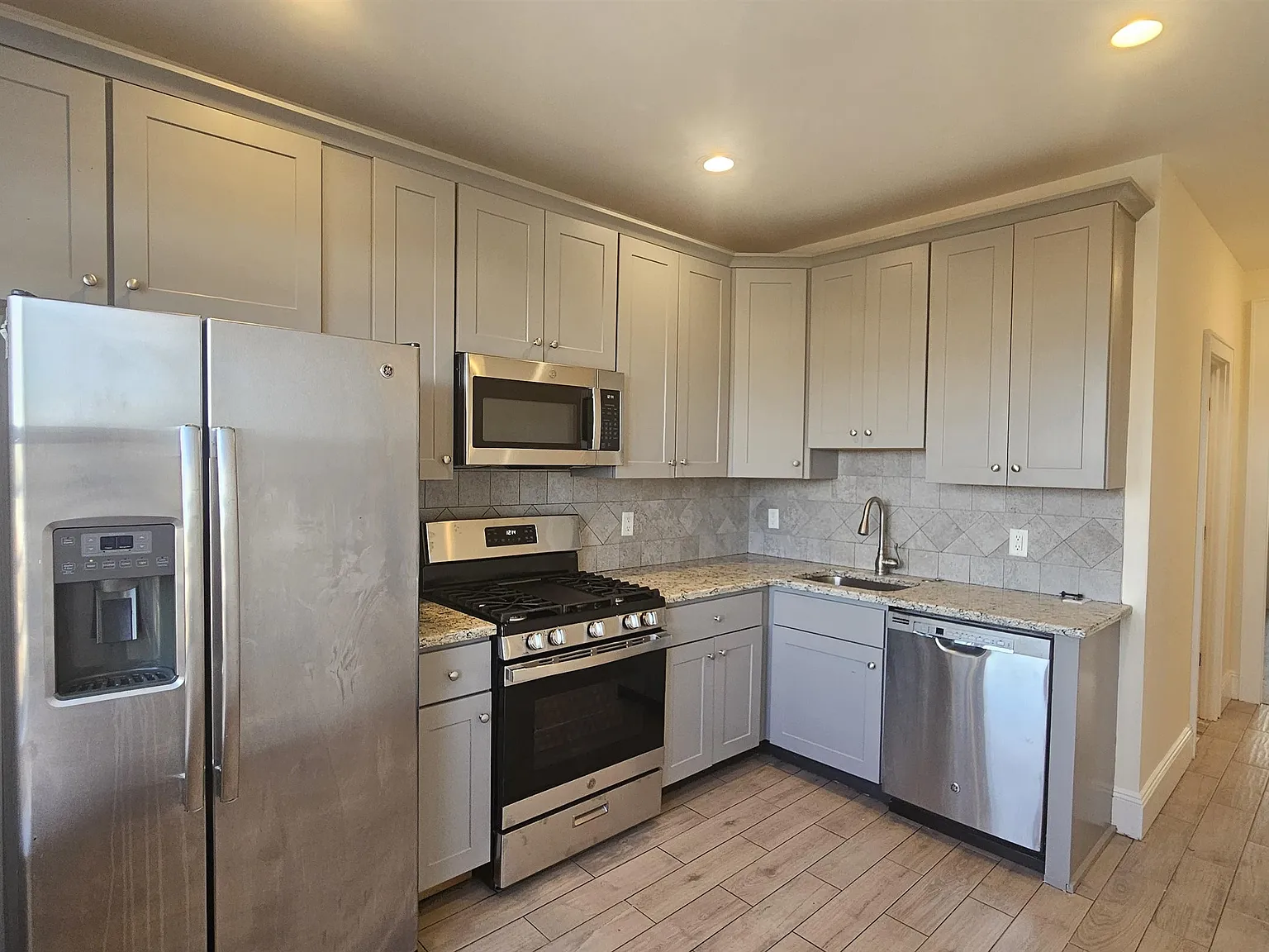 2 bed, 1.0 bath, 600 sqft, $2,500 — Photo 2
