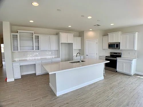 612 E Hazelnut Ln Photo 1