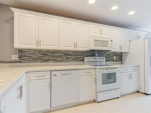 4th image of 4530 Chantelle Dr #K-202