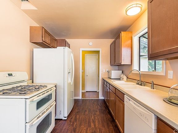 5th image of 240 N Ellen Dr