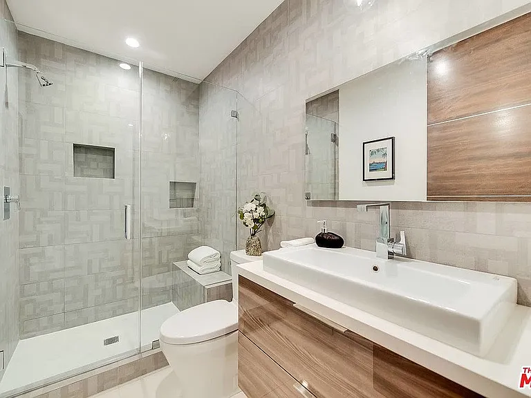 801 N Kilkea Dr — Photo 34