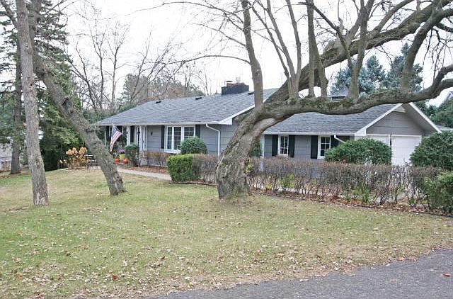 1st image of 825 Queensland Ln N