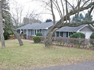 825 Queensland Ln N, Plymouth, MN 55447
