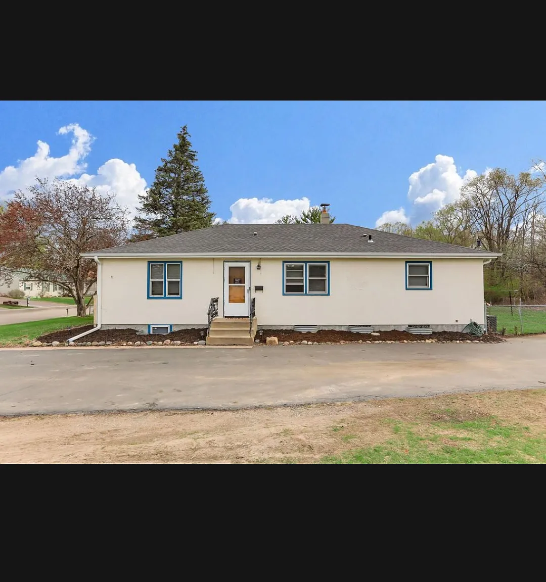 3 bed, 1.5 bath, 1200 sqft, $2,160 — Photo 4
